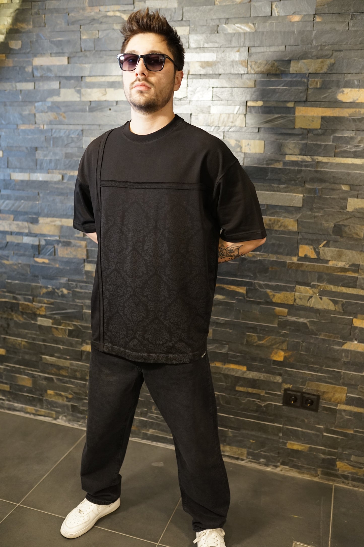 Kendinden Kesimli Model, Paisley Baskılı Oversize T-Shirt (Siyah)