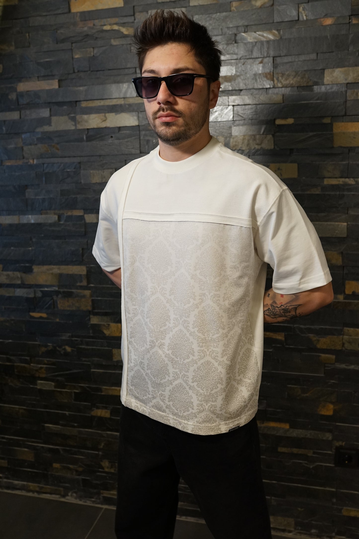 Kendinden Kesimli Model, Paisley Baskılı Oversize T-Shirt (Beyaz)