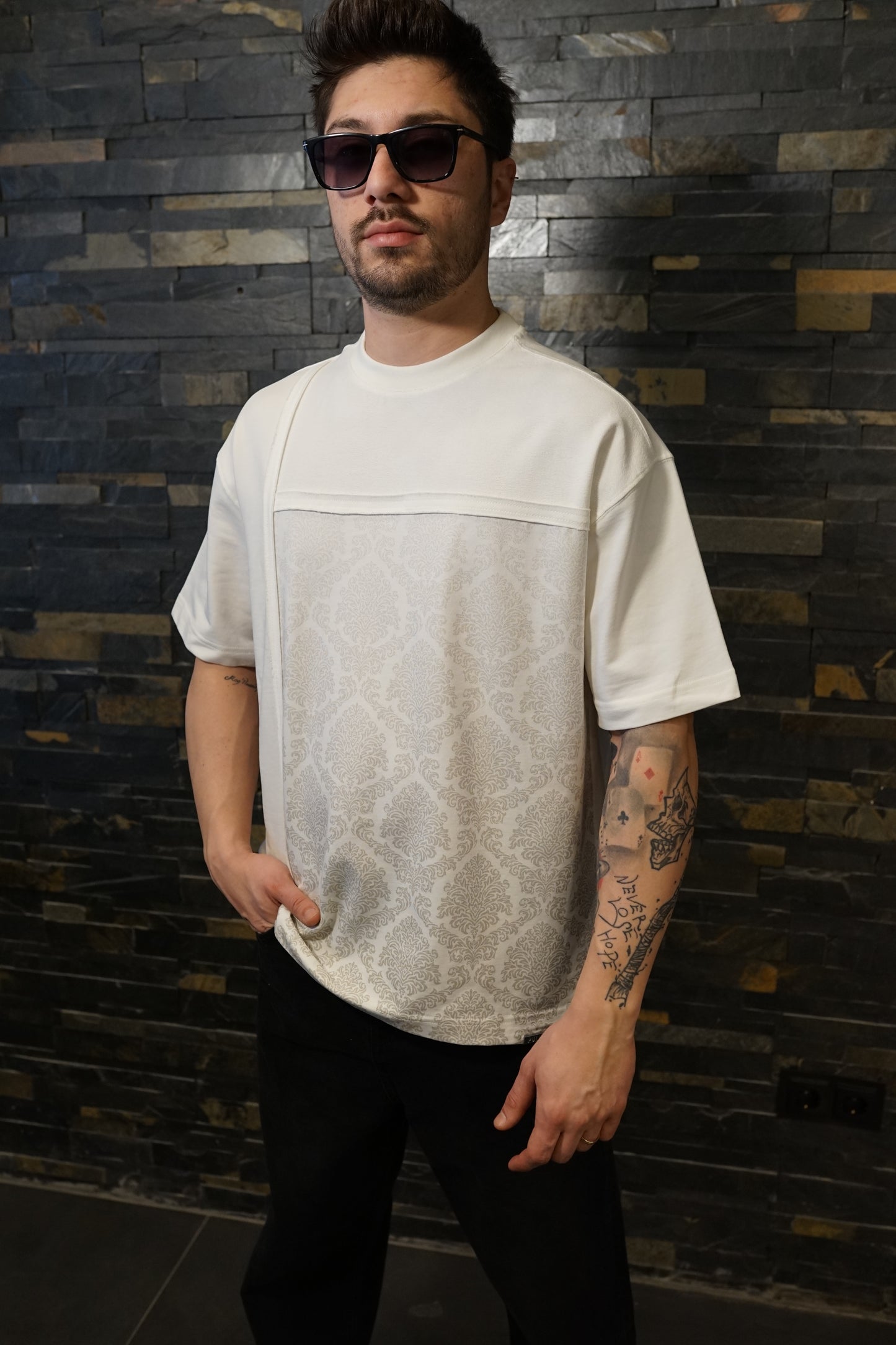 Kendinden Kesimli Model, Paisley Baskılı Oversize T-Shirt (Beyaz)